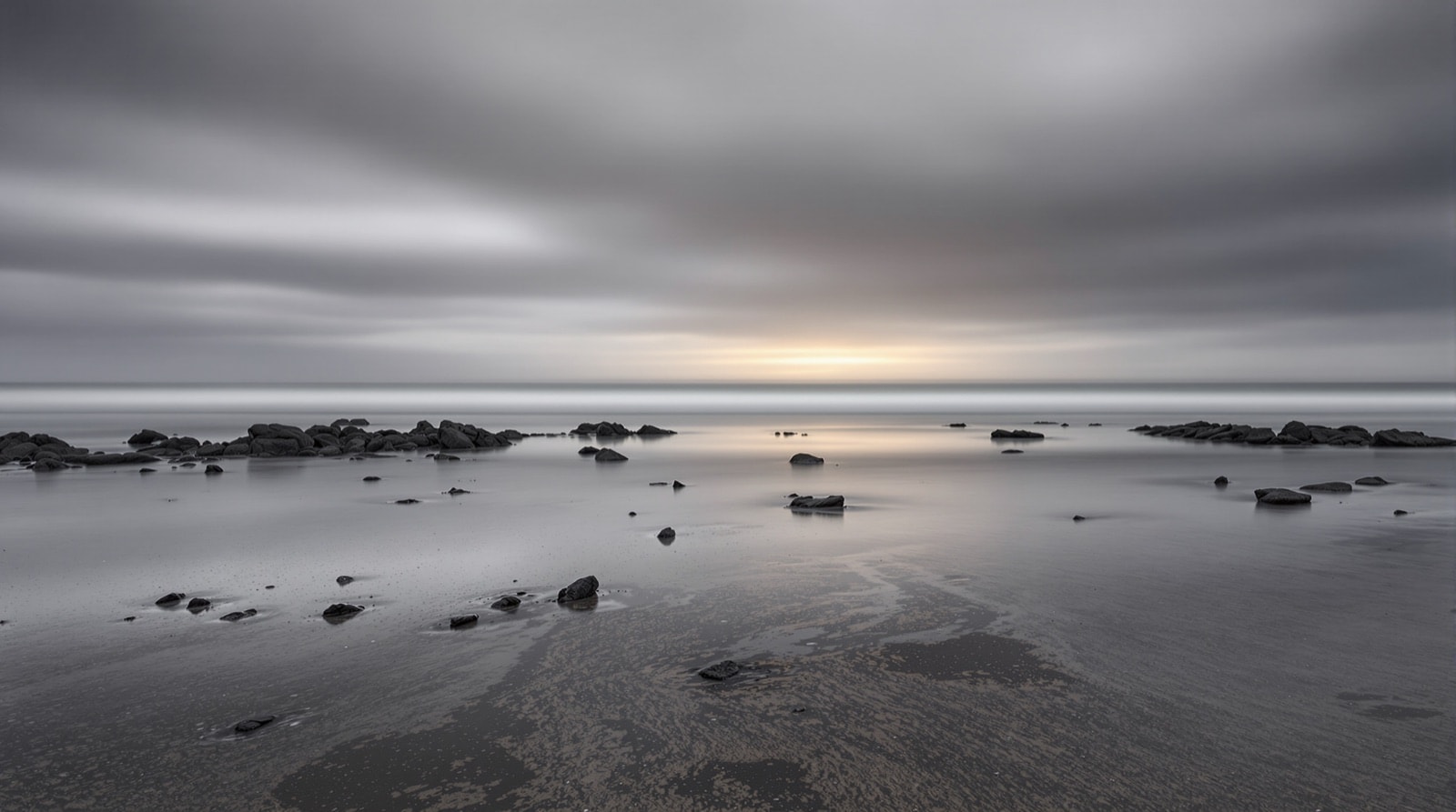 Playa atlántica en otoño con el cielo reflejado en la arena mojada