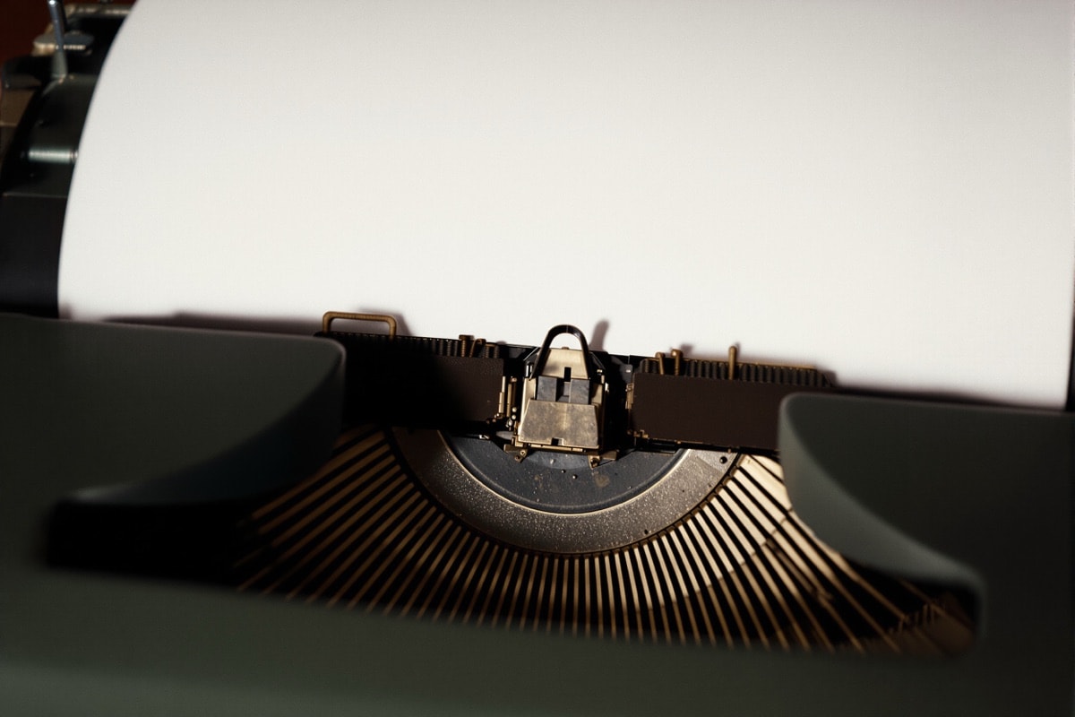 Escritorio de trabajo con máquina de escribir y papeles